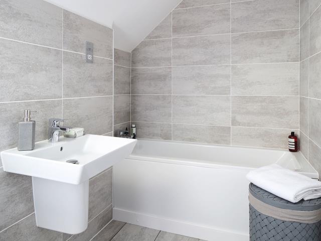 Grantham-semi - bathroom - 46278