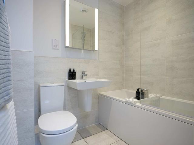 52342 - Main bathroom