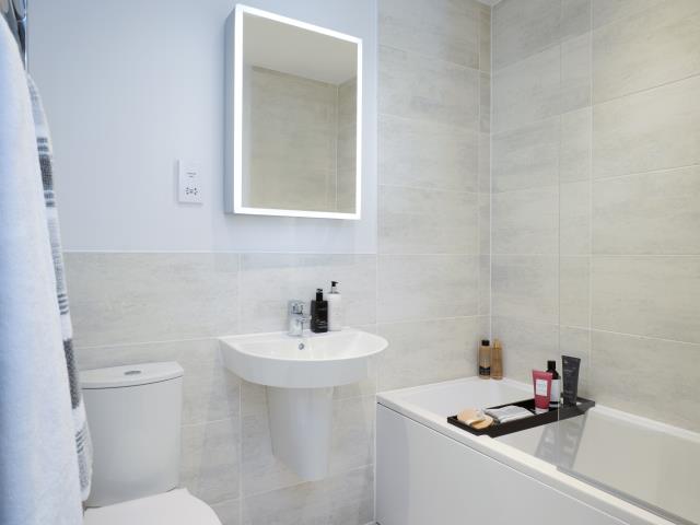 52719 - Main bathroom