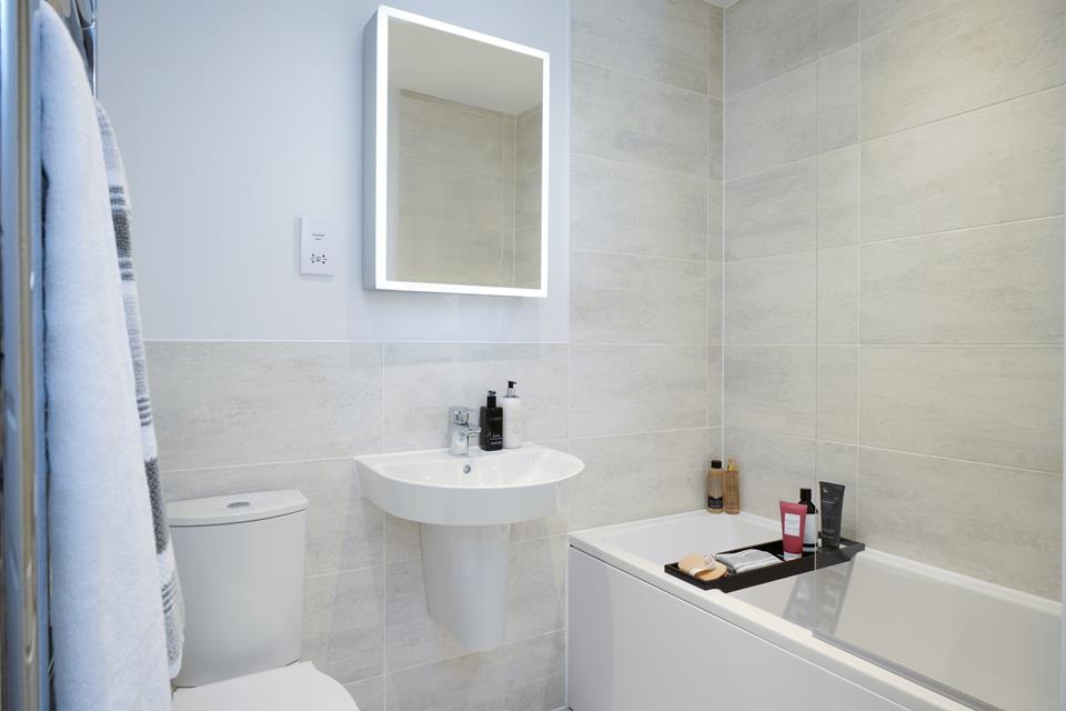 52719 - Main bathroom