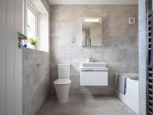 55313 - Main bathroom