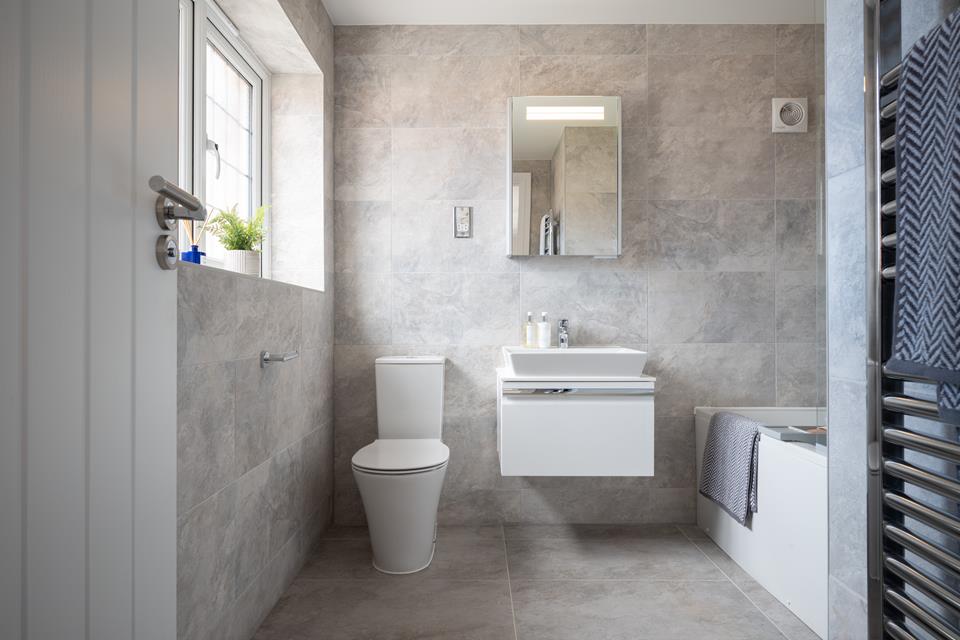 55313 - Main bathroom