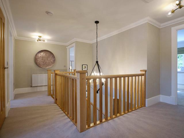 51370 - Upstairs hallway