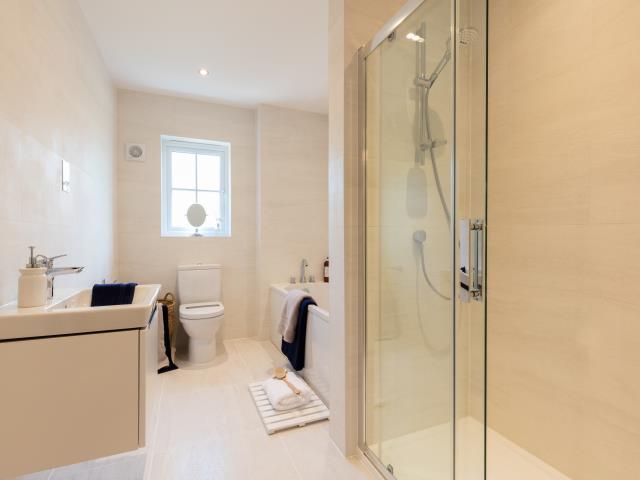 34732 - Main bathroom