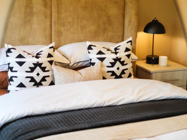 65358 - Bed 2 reflection in mirror