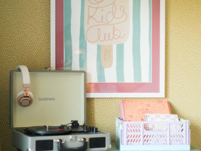 65361 - Bed 3 dresser close up