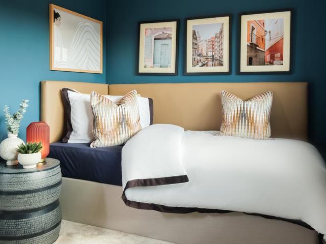 65378 - Bed 4 bed close up