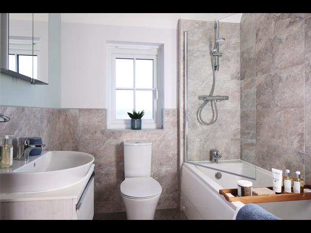 52006 Shaftesbury Bathroom