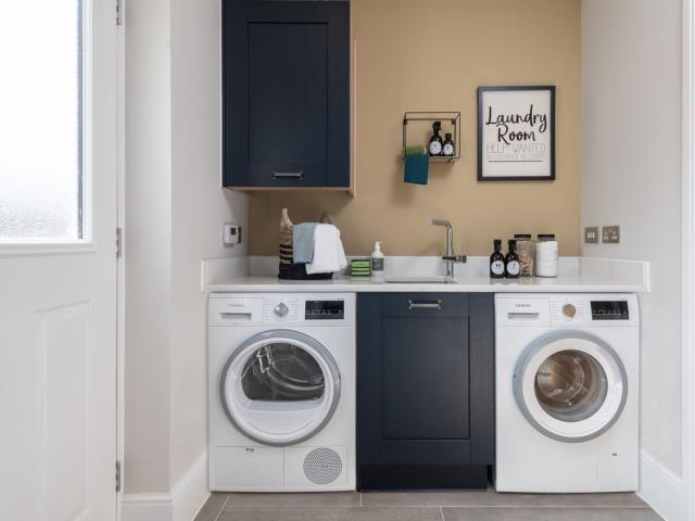 57259 - Utility room with washing machine and cupboards