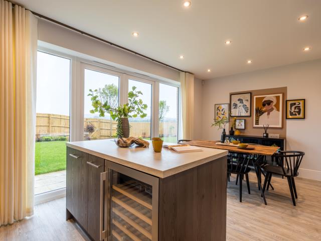 58982 1 Warwick island dining