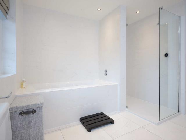 51356 Highgrove bathroom