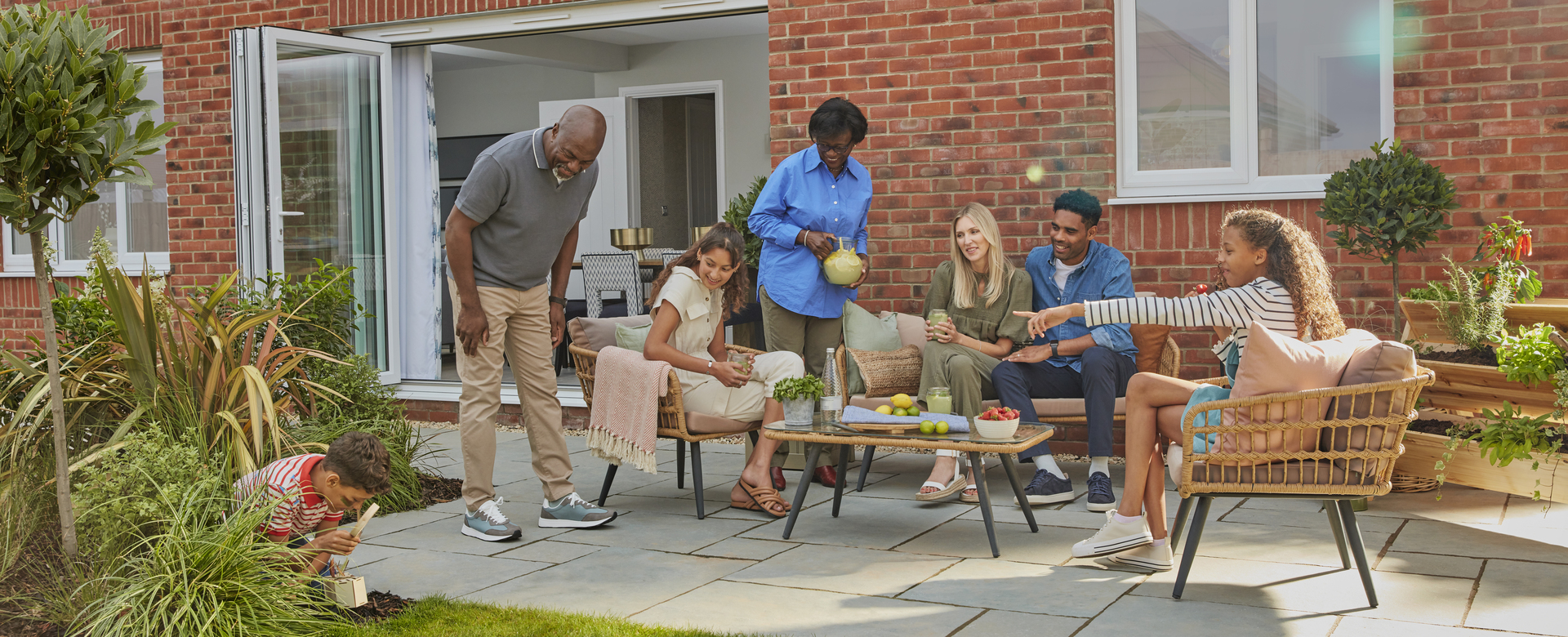 9 - Redrow - Family garden party