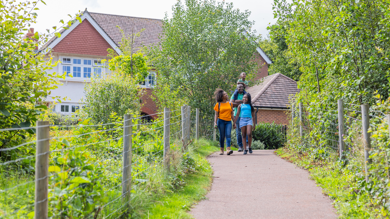 Redrow - Inspiration - Family walks along nature trail