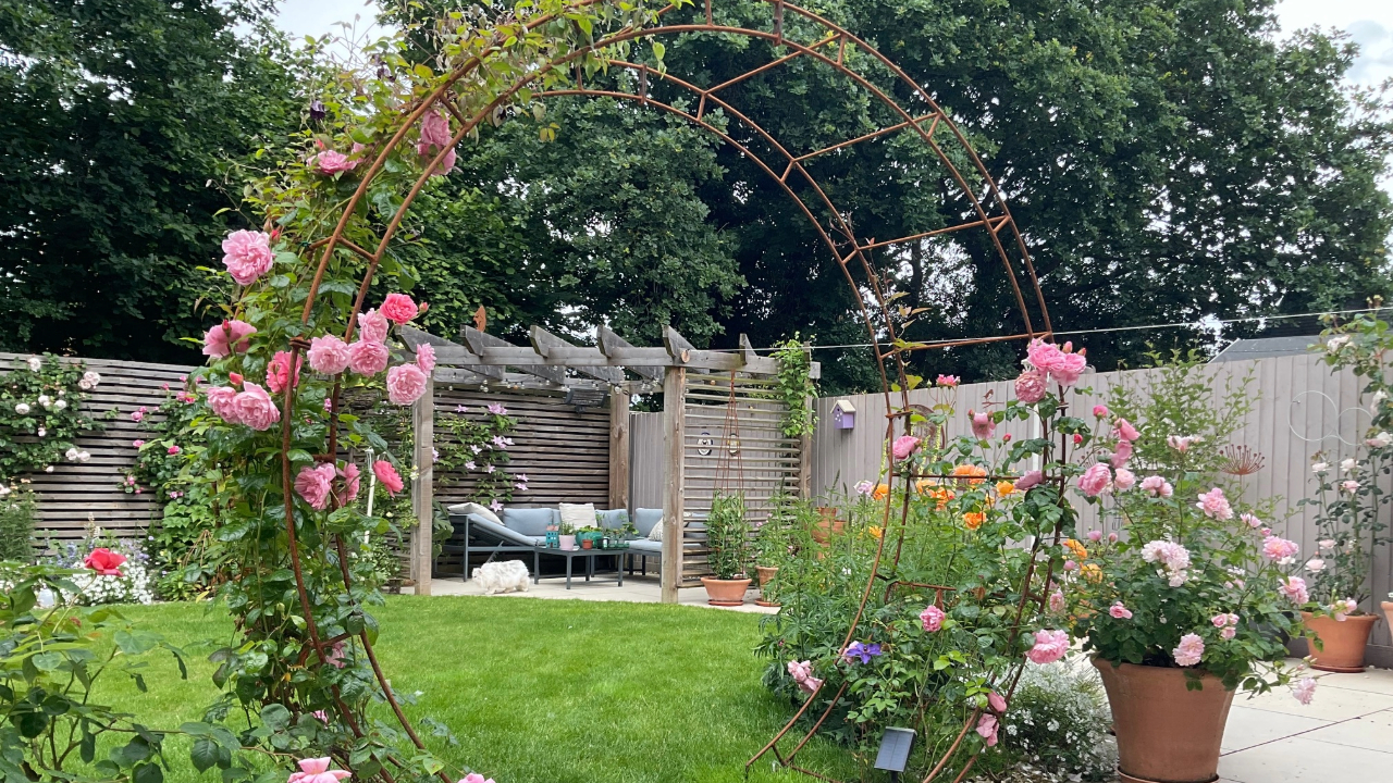 Redrow - Inspiration - Round rose arch