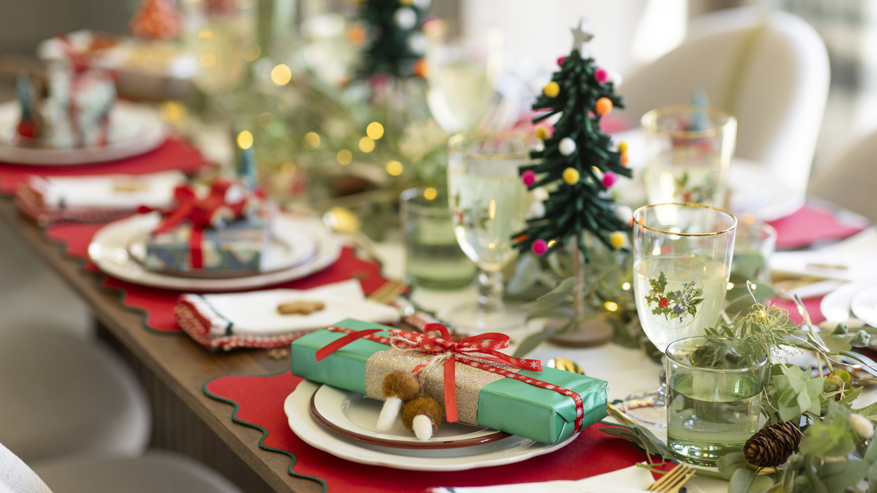 Redrow - Inspiration - foliage table runner