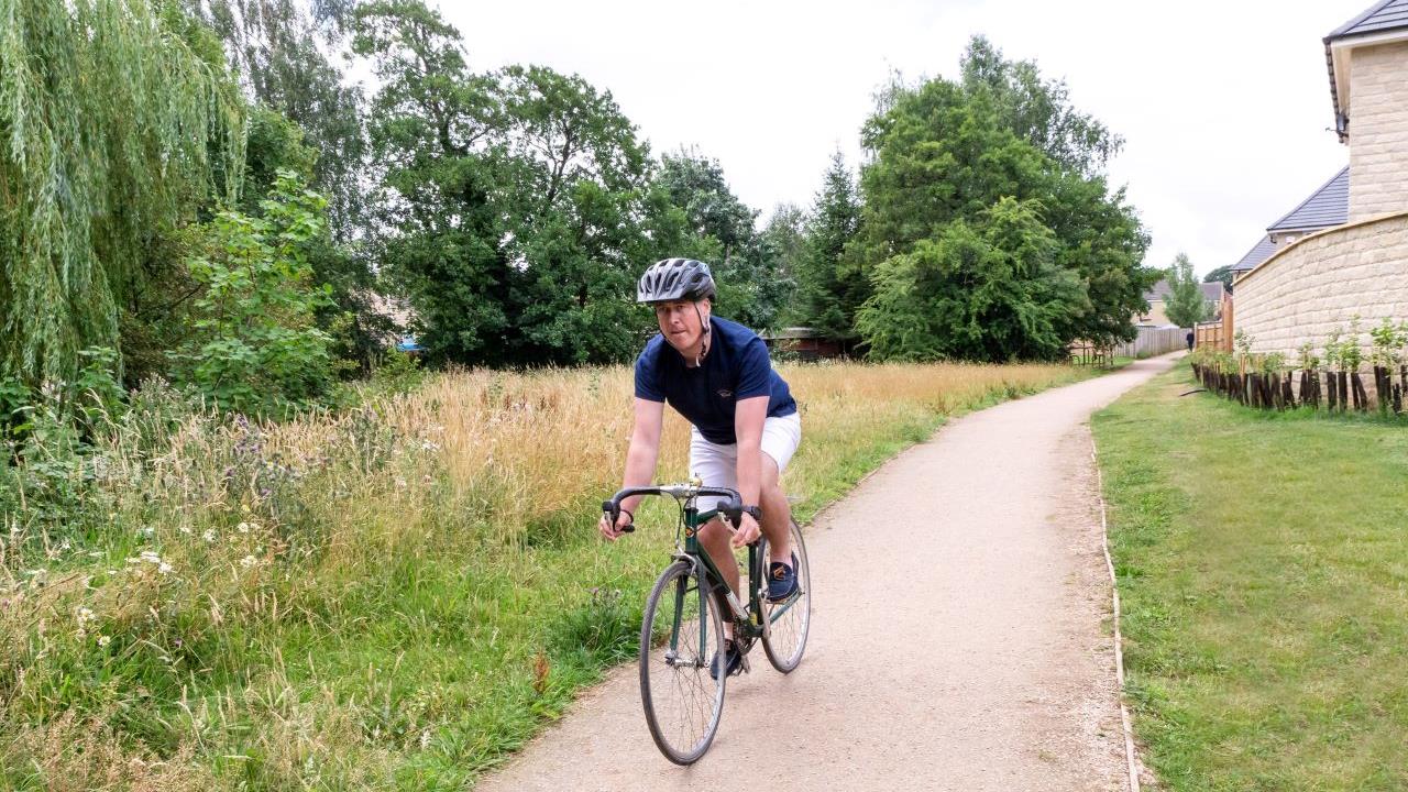 Exploring the Best Outdoor Activities in London: A Guide for Adventure Seekers - Cycling Routes Exploration