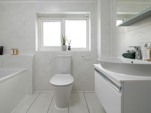 redrow-the-harrogate-family-bathroom-59567