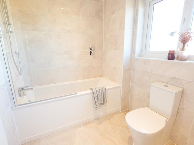 redrow-the-highgate-family-bathroom-58605
